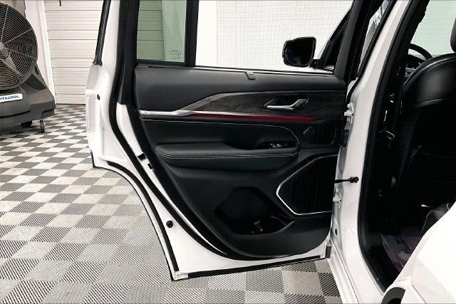 2023 Jeep Grand Cherokee Overland Panoramic Roof-4X4-Adaptive Cruise