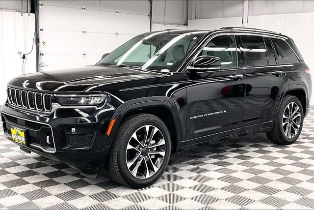 2023 Jeep Grand Cherokee Overland 4x4-Pano Roof-Htd/Cooled Massaging Leather