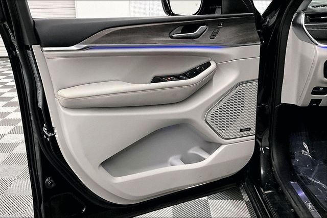 2023 Jeep Grand Cherokee Overland 4x4-Pano Roof-Htd/Cooled Massaging Leather