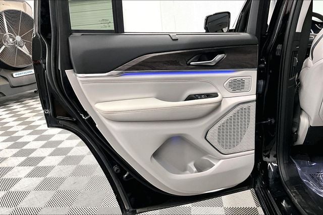 2023 Jeep Grand Cherokee Overland 4x4-Pano Roof-Htd/Cooled Massaging Leather