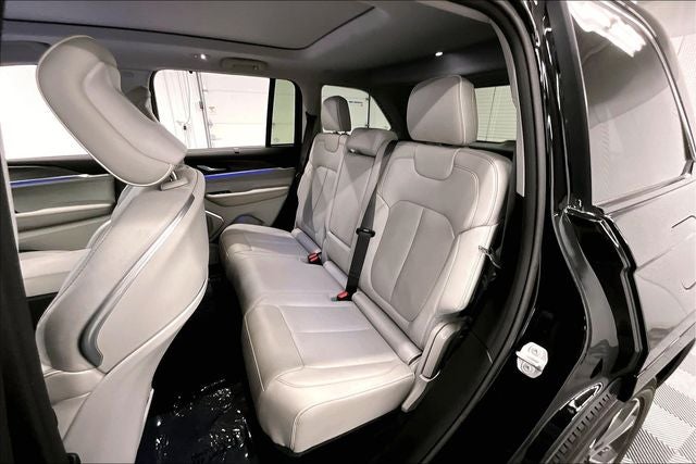 2023 Jeep Grand Cherokee Overland 4x4-Pano Roof-Htd/Cooled Massaging Leather