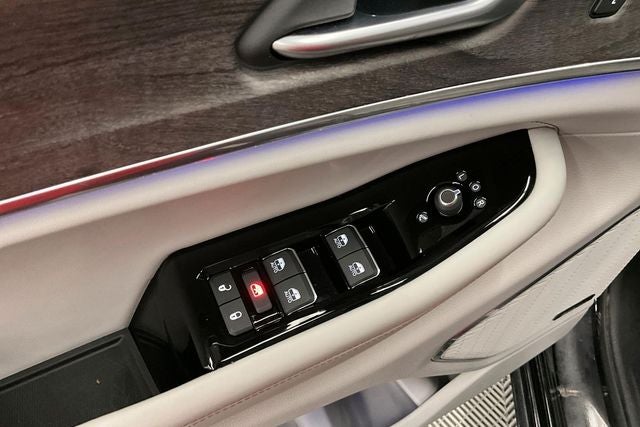 2023 Jeep Grand Cherokee Overland 4x4-Pano Roof-Htd/Cooled Massaging Leather