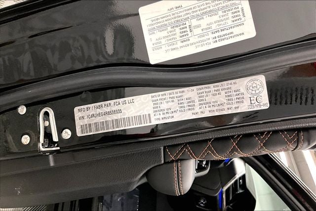 2024 Jeep Grand Cherokee Summit 4x4 - Pano Roof - Htd/Cooled Massaging Seats