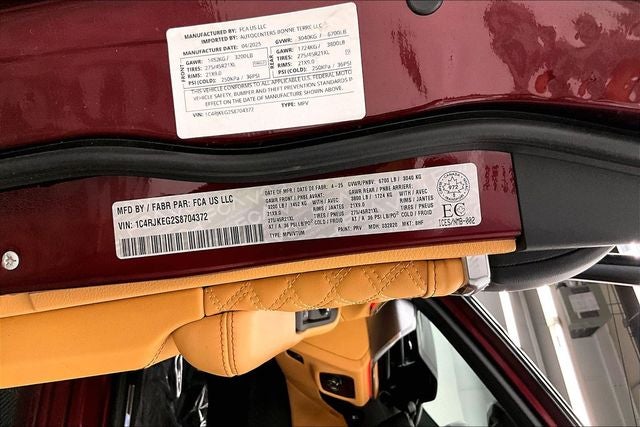 2025 Jeep Grand Cherokee L Summit 4x4-Pano Roof-Htd/Cooled Massaging Leather