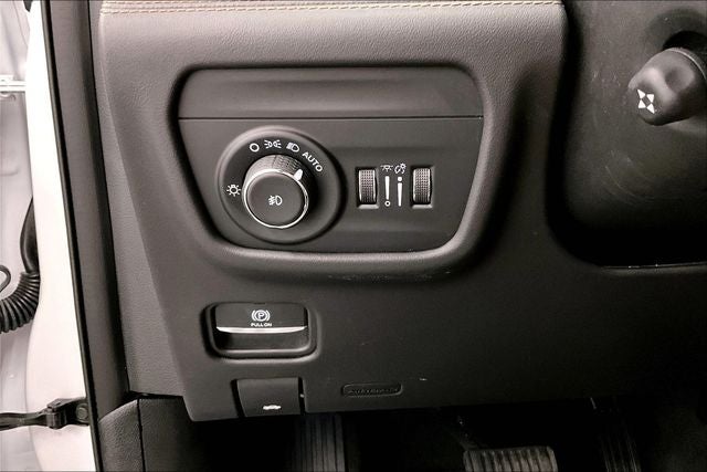 2023 Jeep Grand Cherokee L Summit 4x4 - Pano Roof - Htd/Cooled Massaging Leather