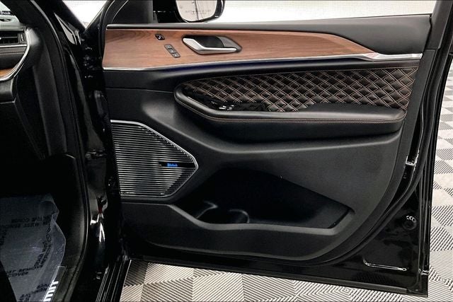 2023 Jeep Grand Cherokee L Summit 4x4-Pano Roof-Htd/Cooled Massaging Leather