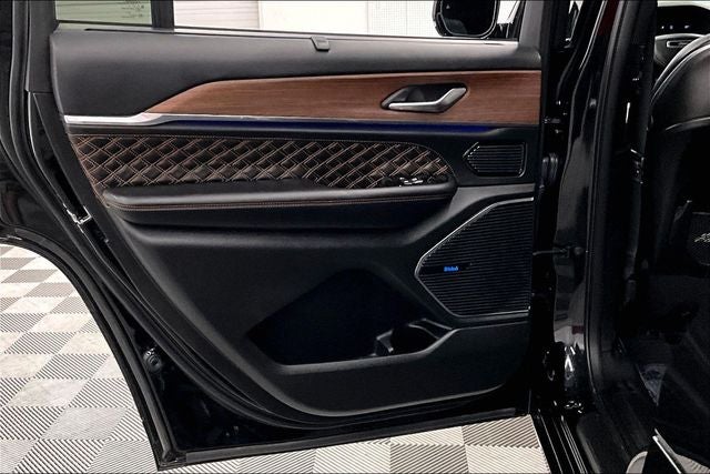 2023 Jeep Grand Cherokee L Summit 4x4-Pano Roof-Htd/Cooled Massaging Leather