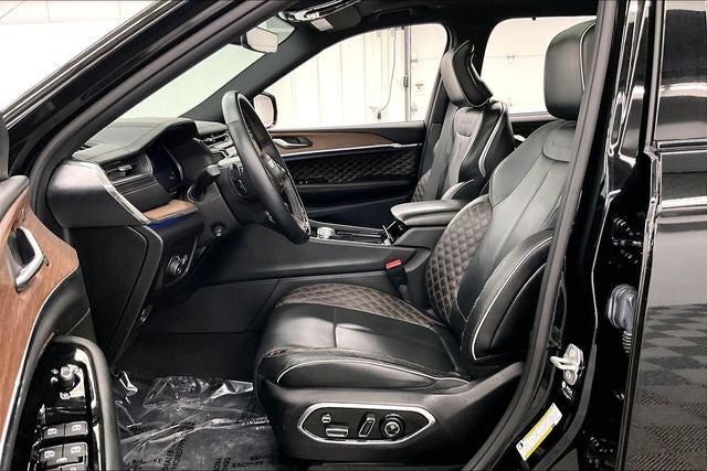 2023 Jeep Grand Cherokee L Summit 4x4-Pano Roof-Htd/Cooled Massaging Leather