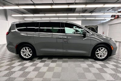 2025 Chrysler Pacifica Select Adaptive Cruise Control