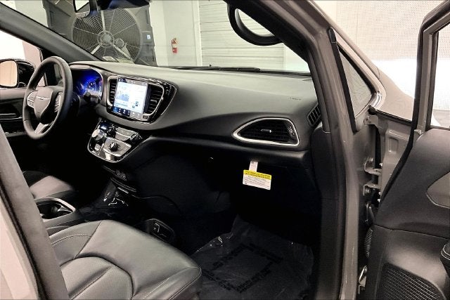 2025 Chrysler Pacifica Select Adaptive Cruise Control