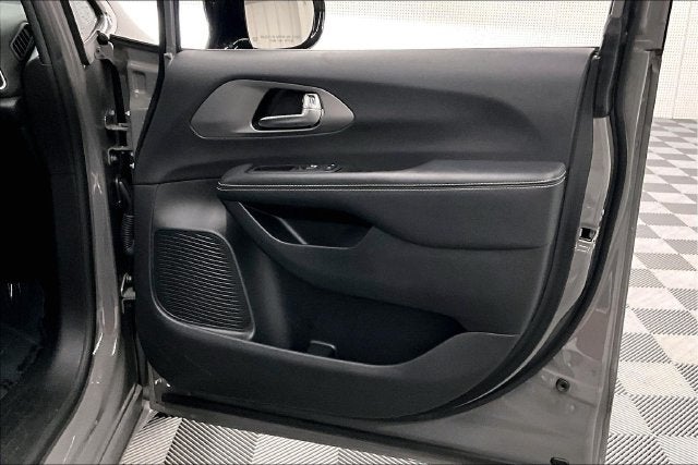 2025 Chrysler Pacifica Select Adaptive Cruise Control