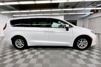 2023 Chrysler Voyager LX Htd Seats-Remote Start-Apple CarPlay/Android Auto