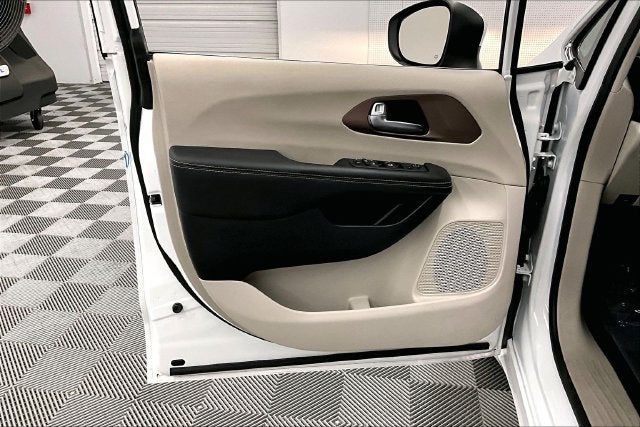 2023 Chrysler Voyager LX Htd Seats-Remote Start-Apple CarPlay/Android Auto