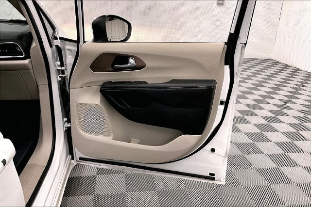 2023 Chrysler Voyager LX Htd Seats-Remote Start-Apple CarPlay/Android Auto