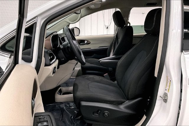2023 Chrysler Voyager LX Htd Seats-Remote Start-Apple CarPlay/Android Auto