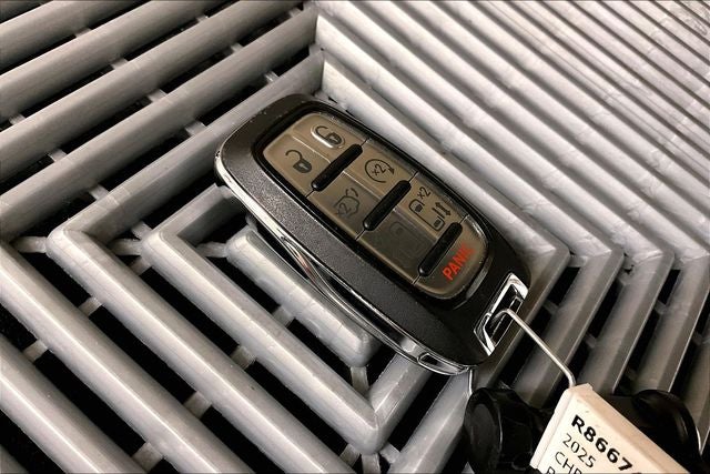 2025 Chrysler Pacifica Limited S Appearance Pkg - Pano Roof - Htd/Cooled Leather