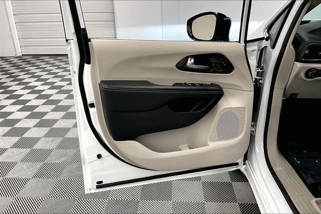 2023 Chrysler Pacifica Limited Panoramic Roof - Htd/Cooled Leather