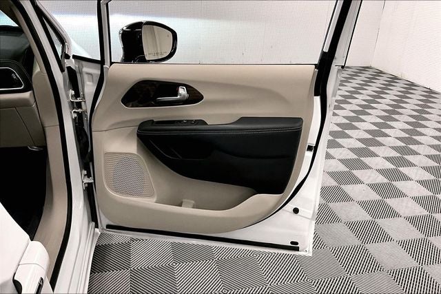 2023 Chrysler Pacifica Limited Panoramic Roof - Htd/Cooled Leather