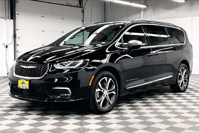 2025 Chrysler Pacifica Pinnacle AWD-Rear Entertainment-Heated/Cooled Seats