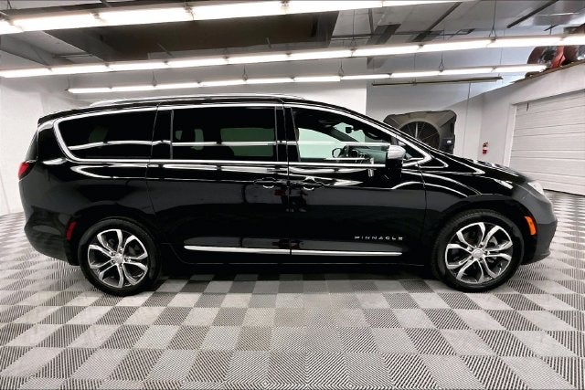 2025 Chrysler Pacifica Pinnacle AWD-Rear Entertainment-Heated/Cooled Seats
