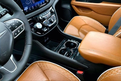 2025 Chrysler Pacifica Pinnacle AWD-Rear Entertainment-Heated/Cooled Seats