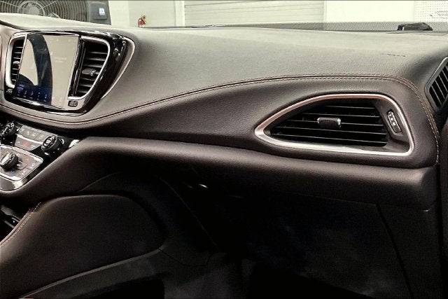 2025 Chrysler Pacifica Pinnacle AWD-Rear Entertainment-Heated/Cooled Seats