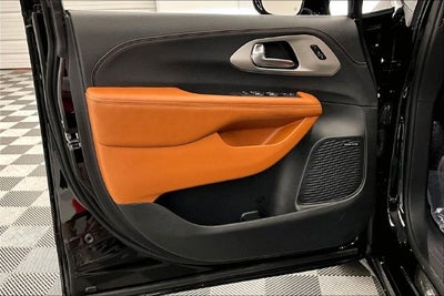 2025 Chrysler Pacifica Pinnacle AWD-Rear Entertainment-Heated/Cooled Seats