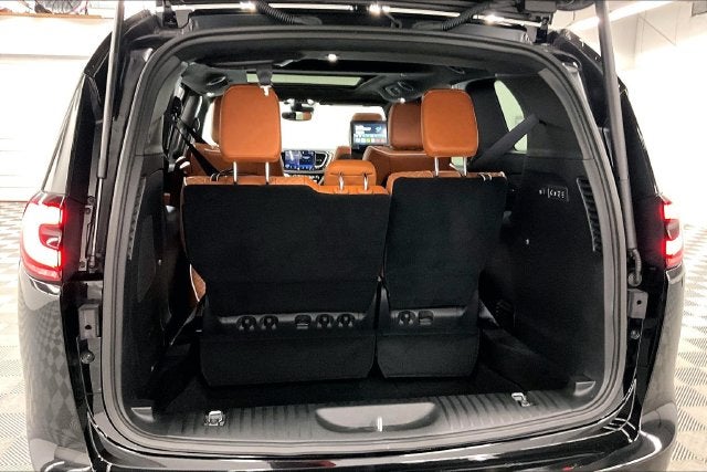 2025 Chrysler Pacifica Pinnacle AWD-Rear Entertainment-Heated/Cooled Seats