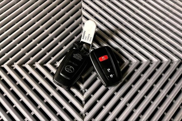 2021 Toyota RAV4 XLE AWD - Adaptive Cruise - Blind Spot Detection