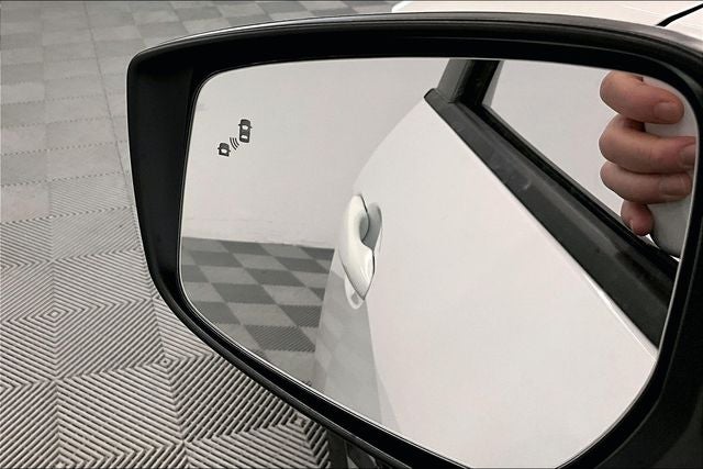 2025 Nissan Versa 1.6 SV - Trunk Package