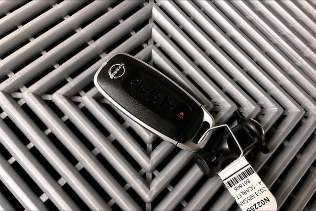 2025 Nissan Versa 1.6 SR - Trunk Package