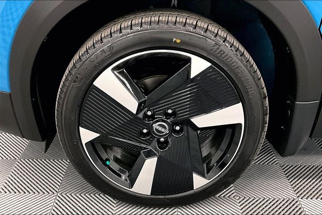 2025 Nissan Kicks SR AWD - Illumination and Electronics Pkgs