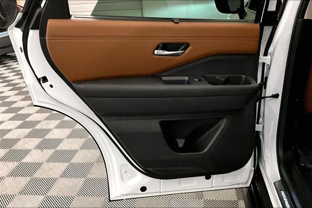 2025 Nissan Pathfinder Platinum 4WD - Black Appearance, Cargo, Lighting Pkgs