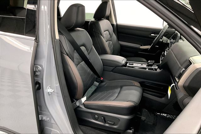 2025 Nissan Pathfinder Platinum 4WD - Black Appearance, Cargo, Lighting Pkgs