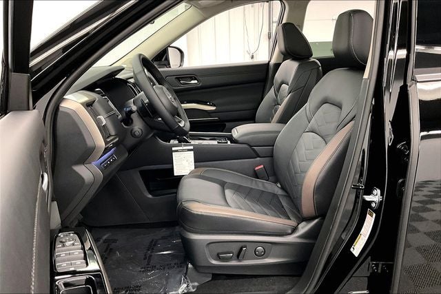 2025 Nissan Pathfinder Platinum 4WD - Black Appearance, Lighting, Cargo Pkgs