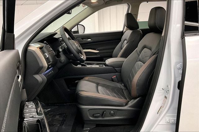 2025 Nissan Pathfinder Platinum 4WD - Black Appearance, Lighting, Cargo Pkgs