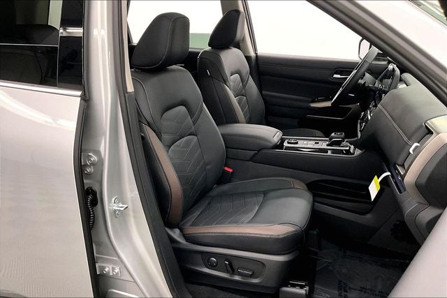 2025 Nissan Pathfinder Platinum 4WD - Black Appearance, Lighting, Cargo Pkgs