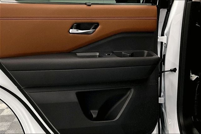 2026 Nissan Pathfinder Platinum 4WD - Accent, Captain Chairs, Cargo Pkgs