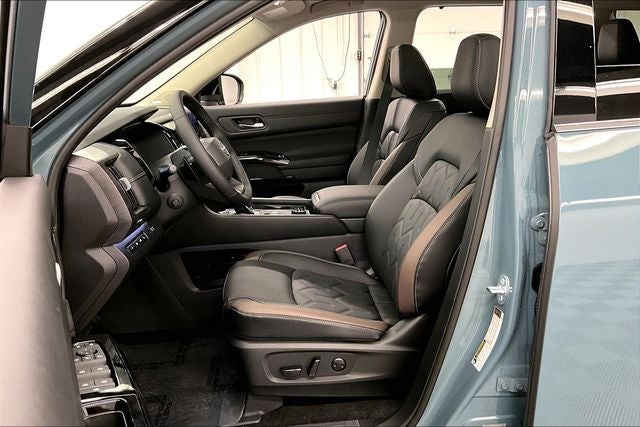 2026 Nissan Pathfinder Platinum 4WD - Accent, Captain Chairs, Lighting, Cargo Pkgs