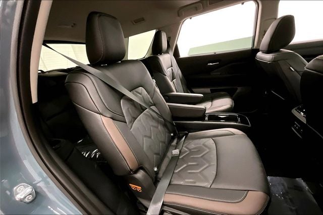 2026 Nissan Pathfinder Platinum 4WD - Accent, Captain Chairs, Lighting, Cargo Pkgs