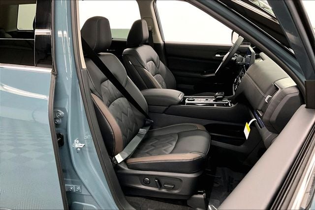 2026 Nissan Pathfinder Platinum 4WD - Accent, Captain Chairs, Lighting, Cargo Pkgs