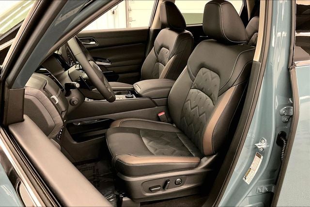 2026 Nissan Pathfinder Platinum 4WD - Captain Chairs and Cargo Packages
