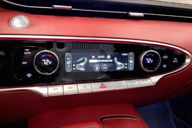 2024 Genesis GV70 2.5T AWD-Pano Roof-Adaptive Cruise-Htd/Cooled Seats