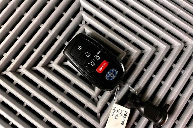 2025 Toyota Sienna LE 8 Passenger