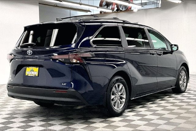 2025 Toyota Sienna LE 8 Passenger
