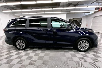 2025 Toyota Sienna LE 8 Passenger