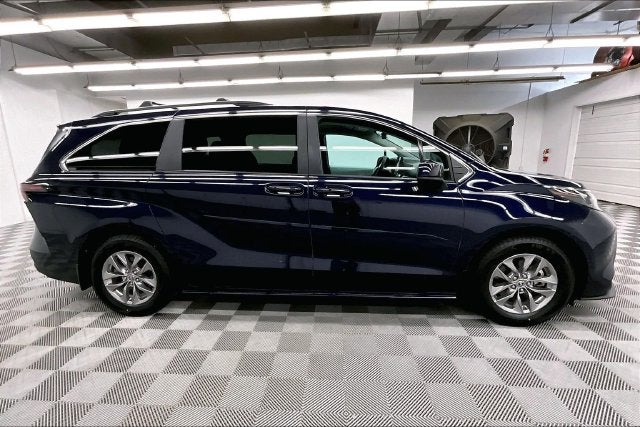 2025 Toyota Sienna LE 8 Passenger