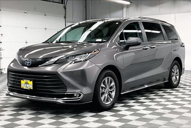 2023 Toyota Sienna XLE Sunroof - Adaptive Cruise - Htd Seats