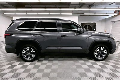 2024 Toyota Sequoia SR5 4x4 - Sunroof - Adaptive Cruise - Htd Seats