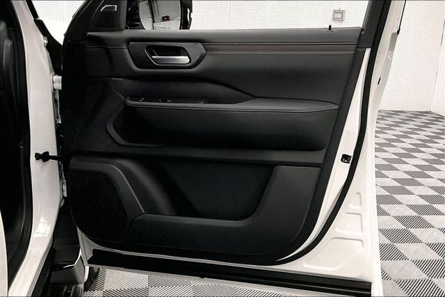 2026 Nissan Armada SL 4WD - Captain's Chair Seat Package